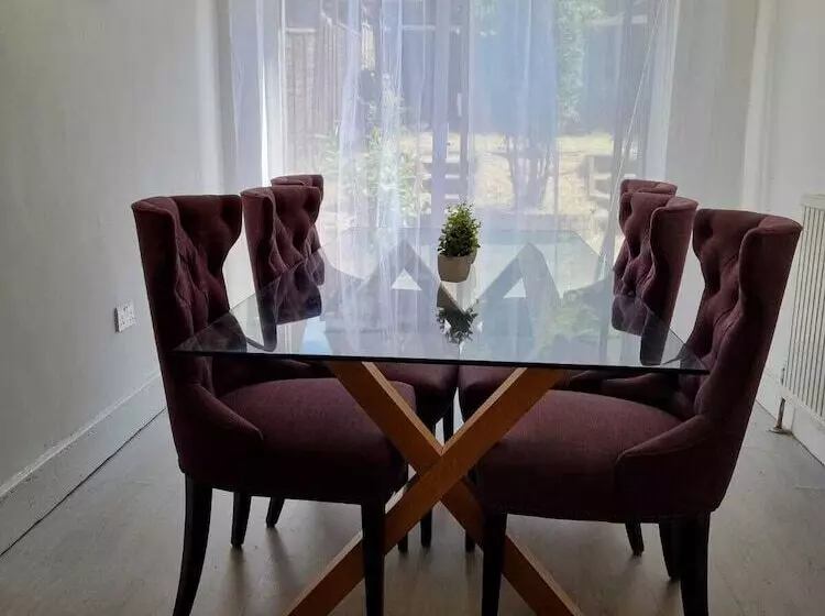 Residenssi Large 4 Bed Terraced House