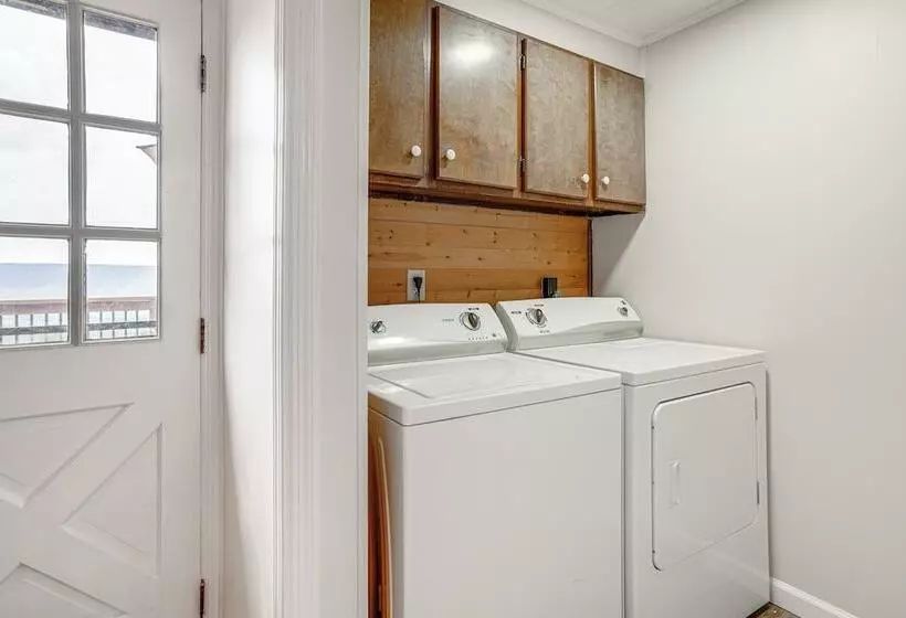 Serene Trenton Home W/ Pool & Mountain Views!