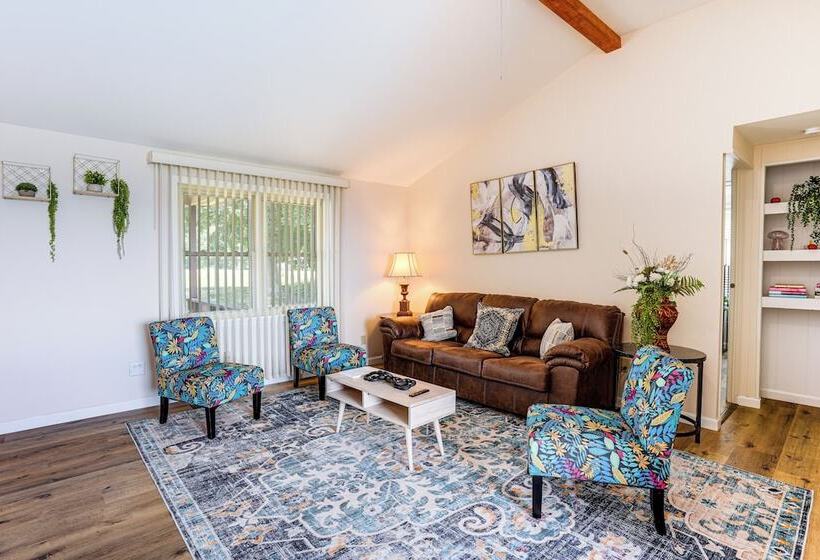 Serene Trenton Home W/ Pool & Mountain Views!