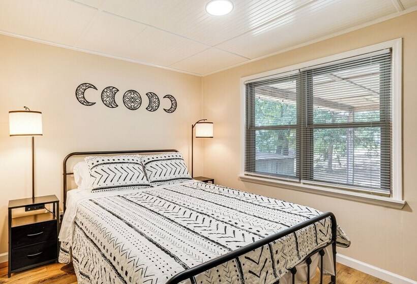 Serene Trenton Home W/ Pool & Mountain Views!