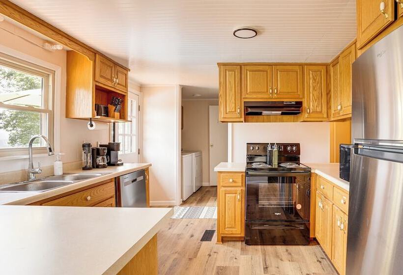 Serene Trenton Home W/ Pool & Mountain Views!