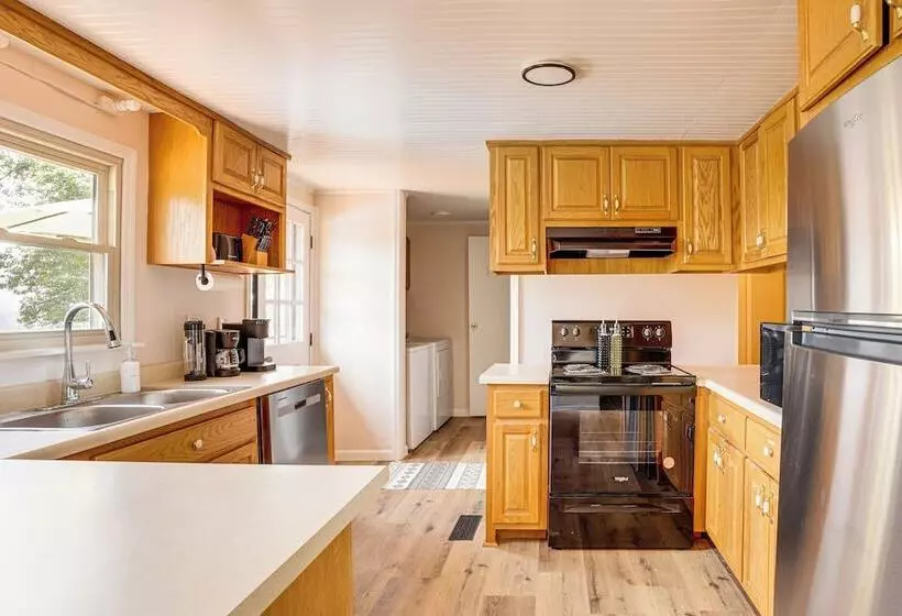 Serene Trenton Home W/ Pool & Mountain Views!