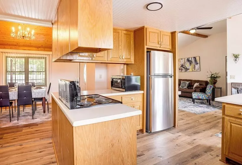 Serene Trenton Home W/ Pool & Mountain Views!