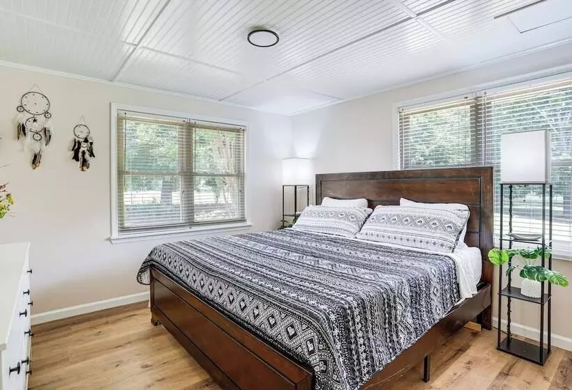 Serene Trenton Home W/ Pool & Mountain Views!