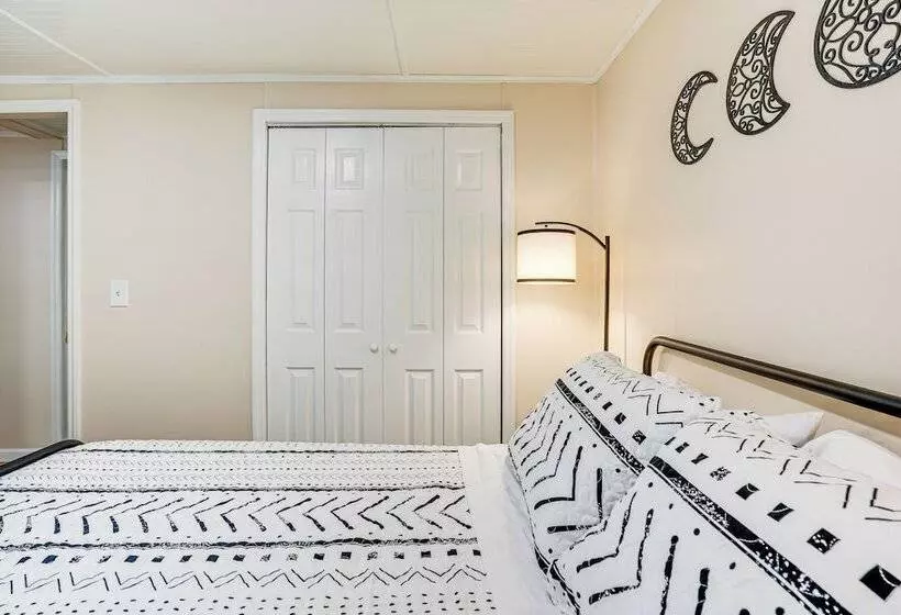 Serene Trenton Home W/ Pool & Mountain Views!