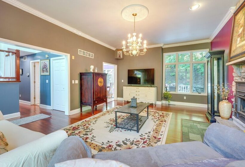 Porch & Fire Pit: Shawnee On Delaware Home!