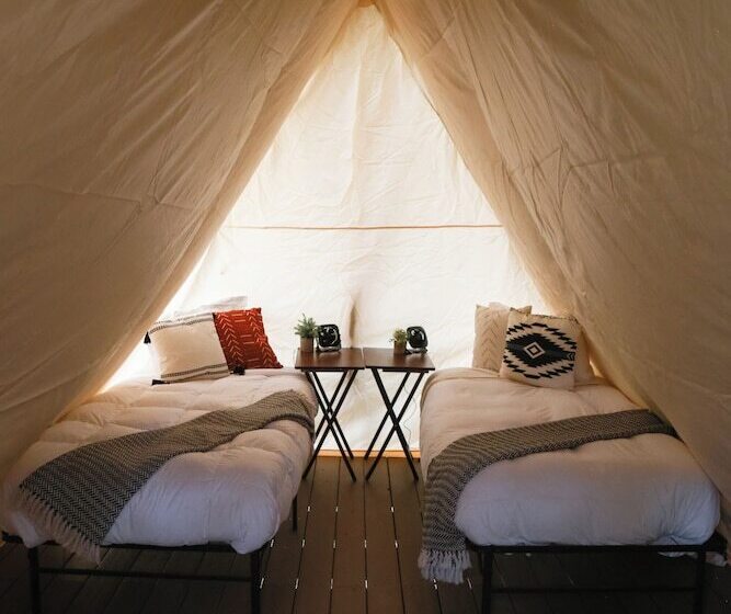 בית מלון כפרי Glacier Glamping