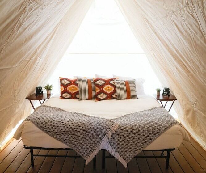 בית מלון כפרי Glacier Glamping