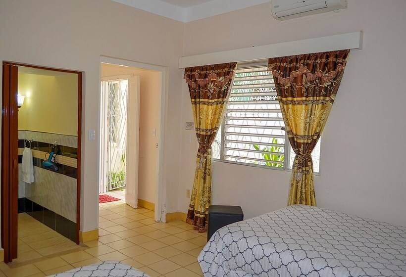 پانسیون Hostal Ebano Y Marfil