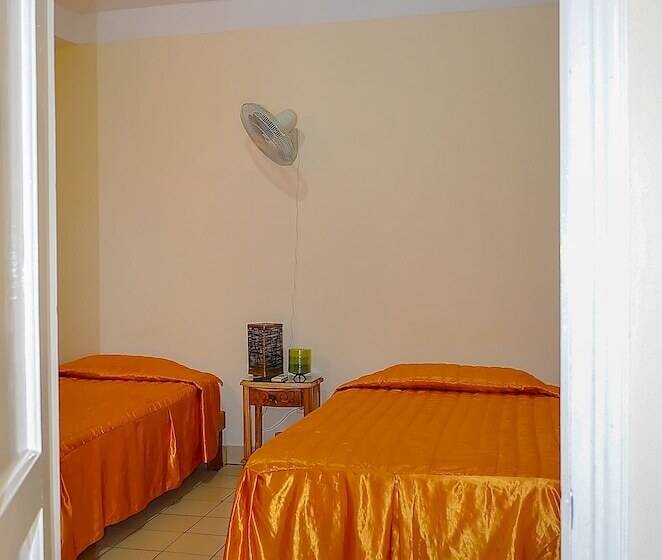 پانسیون Hostal Ebano Y Marfil