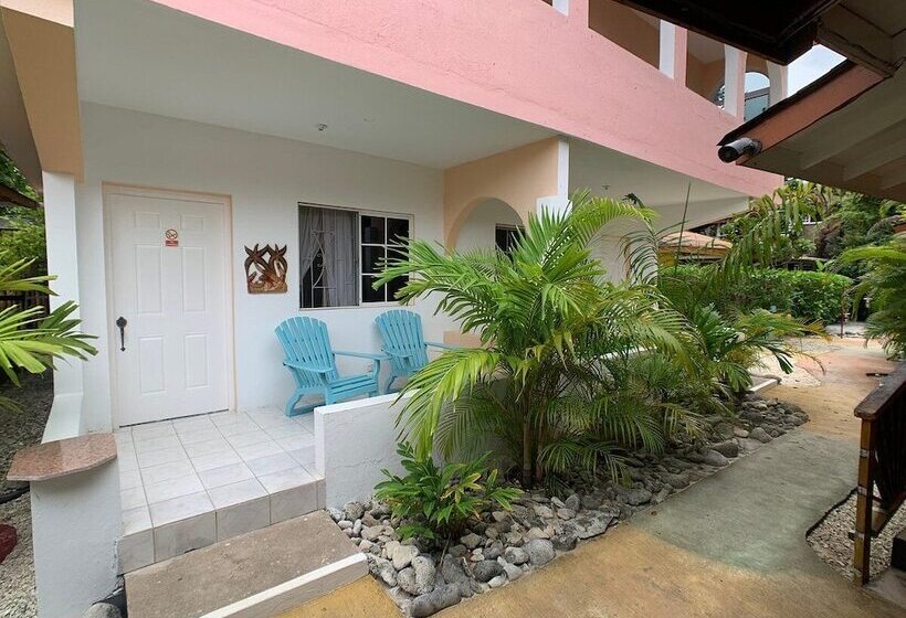 پانسیون Moms Place Negril