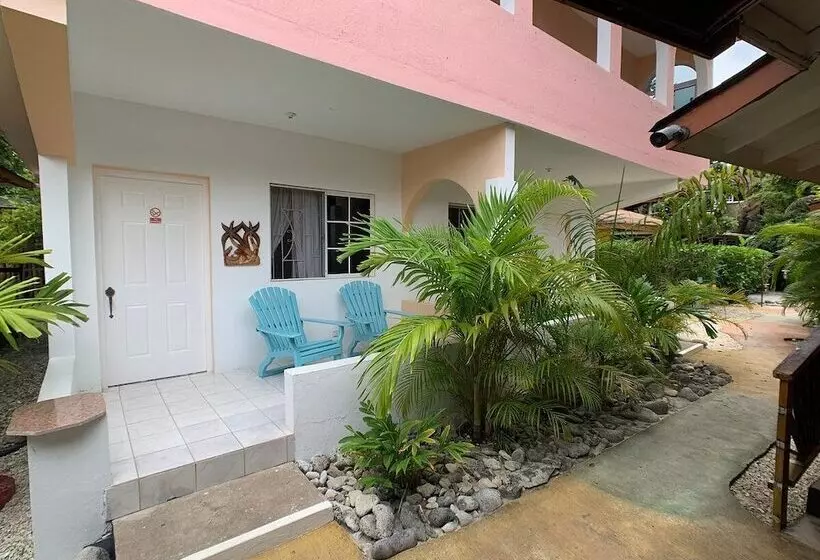 پانسیون Moms Place Negril