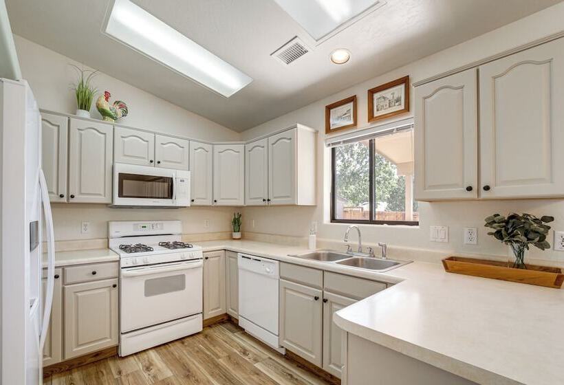 3 Mi To Old Town Cottonwood: Quiet Home W/ Patio