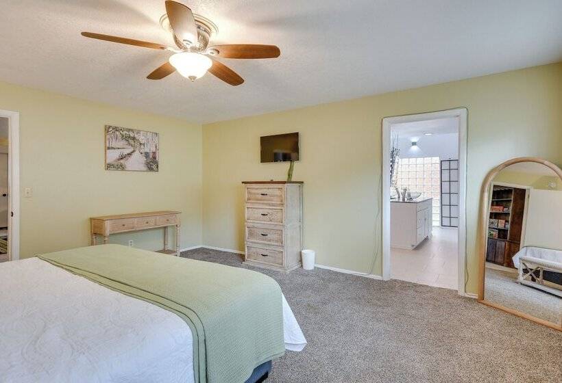 Remote Texas Retreat: Hot Tub, Deck, Grill!