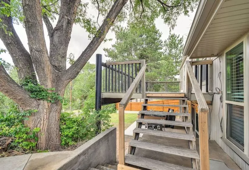 Remote Texas Retreat: Hot Tub, Deck, Grill!
