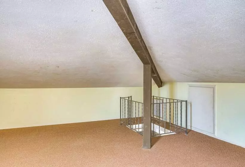 Remote Texas Retreat: Hot Tub, Deck, Grill!