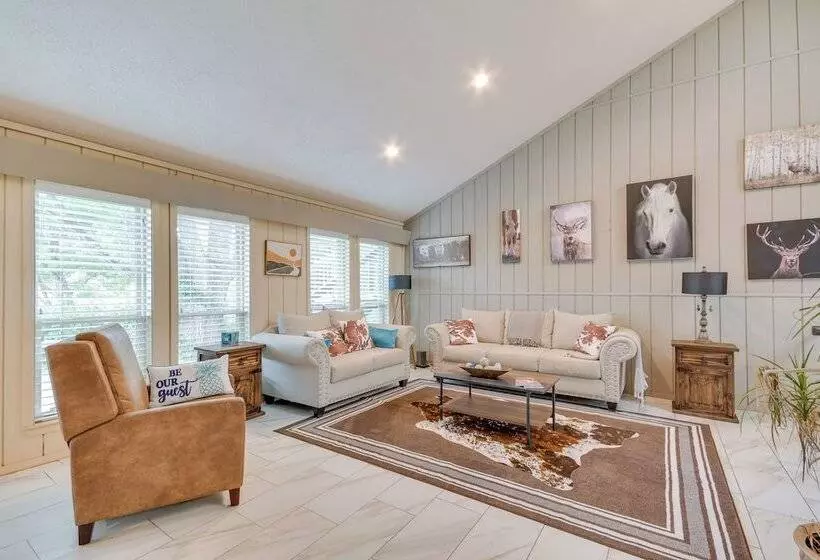 Remote Texas Retreat: Hot Tub, Deck, Grill!