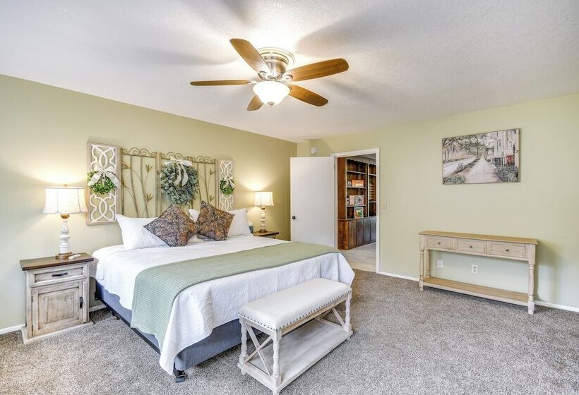 Remote Texas Retreat: Hot Tub, Deck, Grill!