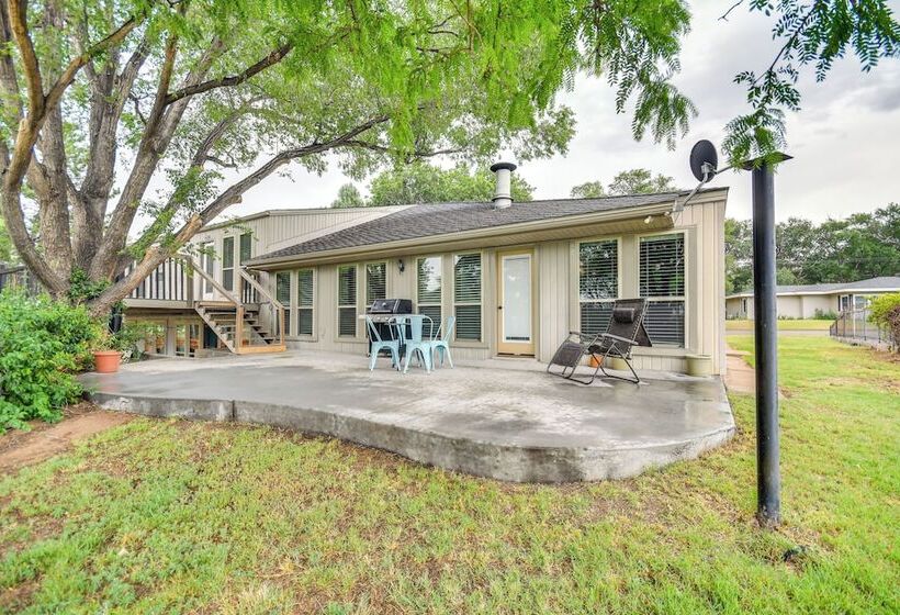 Remote Texas Retreat: Hot Tub, Deck, Grill!