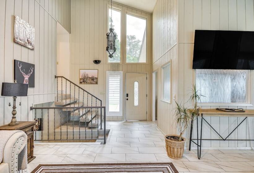 Remote Texas Retreat: Hot Tub, Deck, Grill!