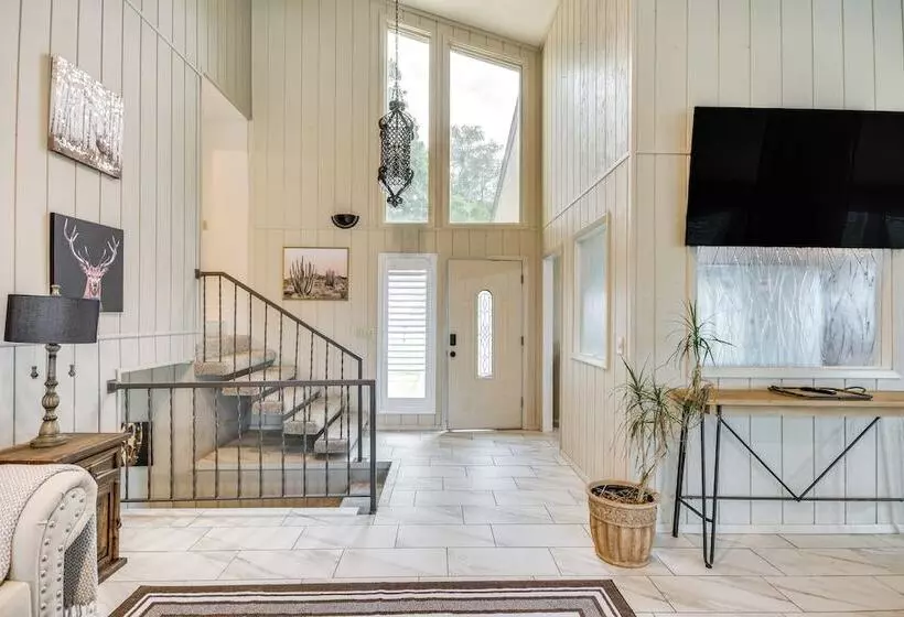 Remote Texas Retreat: Hot Tub, Deck, Grill!