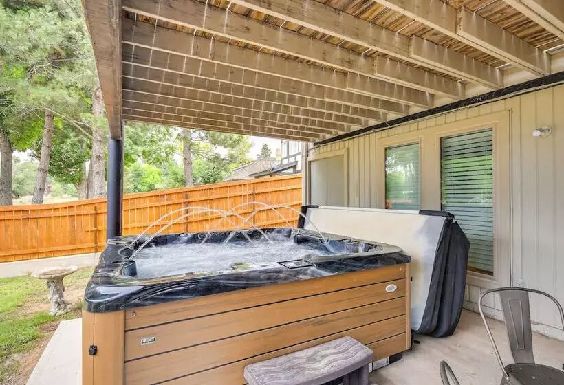 Remote Texas Retreat: Hot Tub, Deck, Grill!