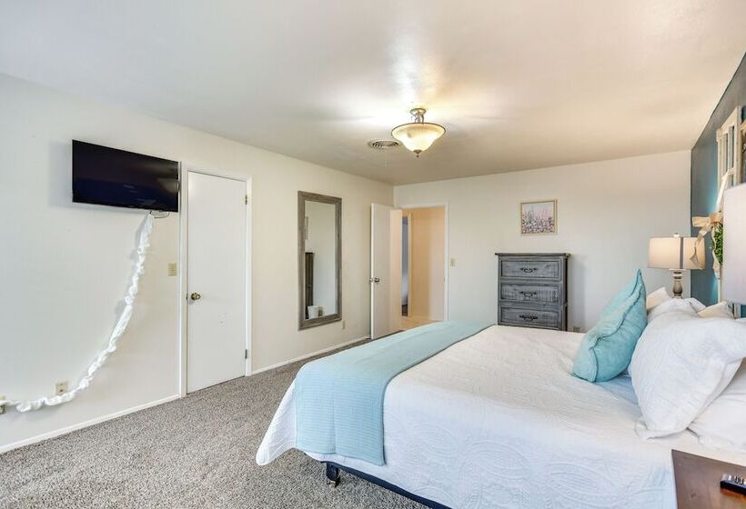 Remote Texas Retreat: Hot Tub, Deck, Grill!