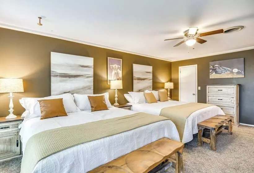 Remote Texas Retreat: Hot Tub, Deck, Grill!