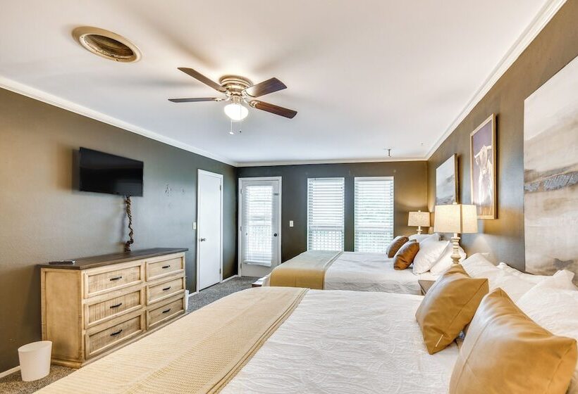 Remote Texas Retreat: Hot Tub, Deck, Grill!