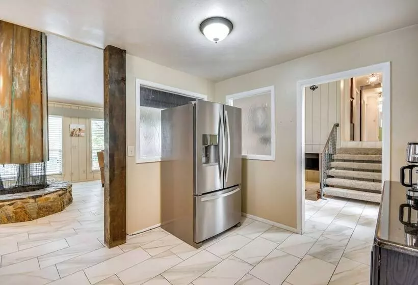 Remote Texas Retreat: Hot Tub, Deck, Grill!