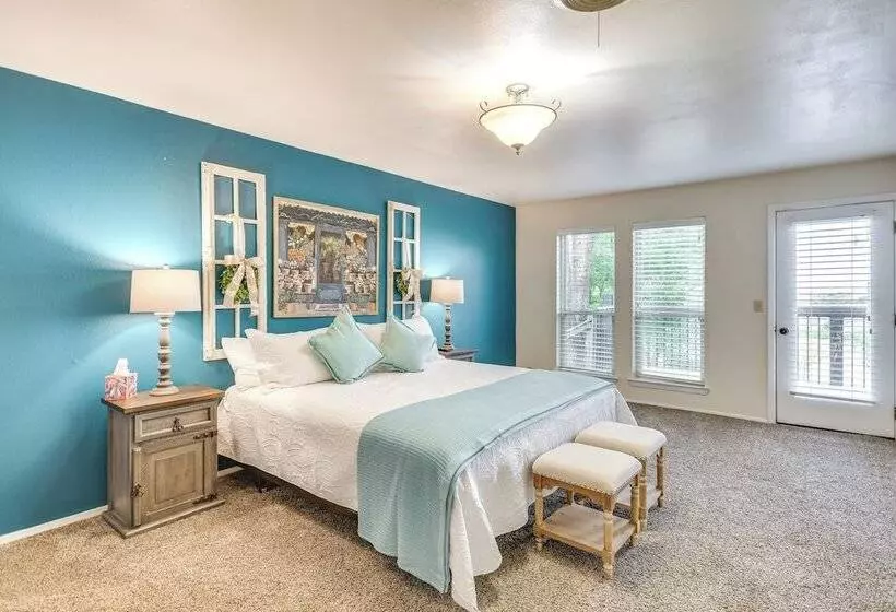 Remote Texas Retreat: Hot Tub, Deck, Grill!