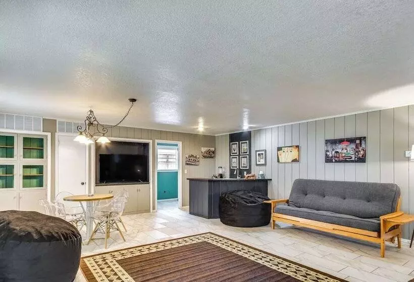 Remote Texas Retreat: Hot Tub, Deck, Grill!