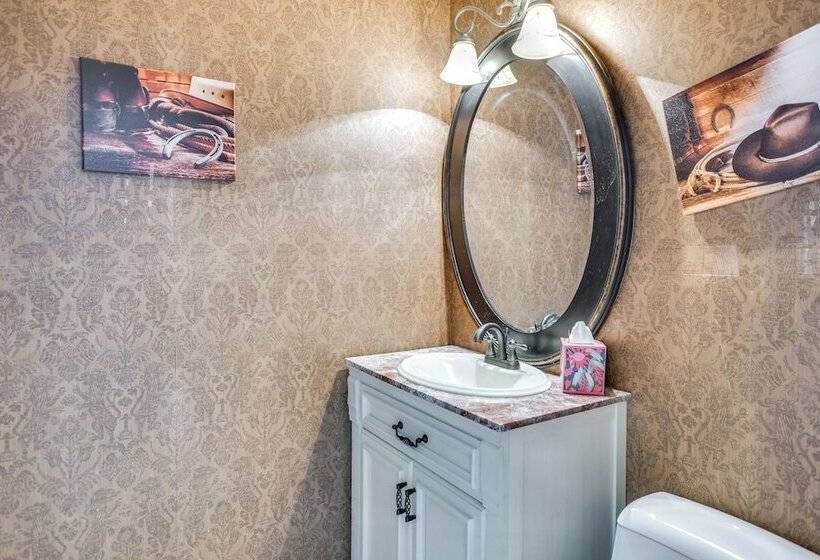 Remote Texas Retreat: Hot Tub, Deck, Grill!