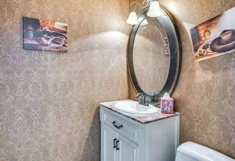 Remote Texas Retreat: Hot Tub, Deck, Grill!