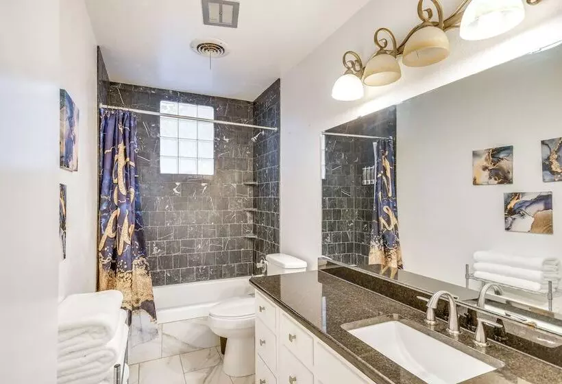 Remote Texas Retreat: Hot Tub, Deck, Grill!