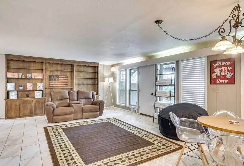 Remote Texas Retreat: Hot Tub, Deck, Grill!