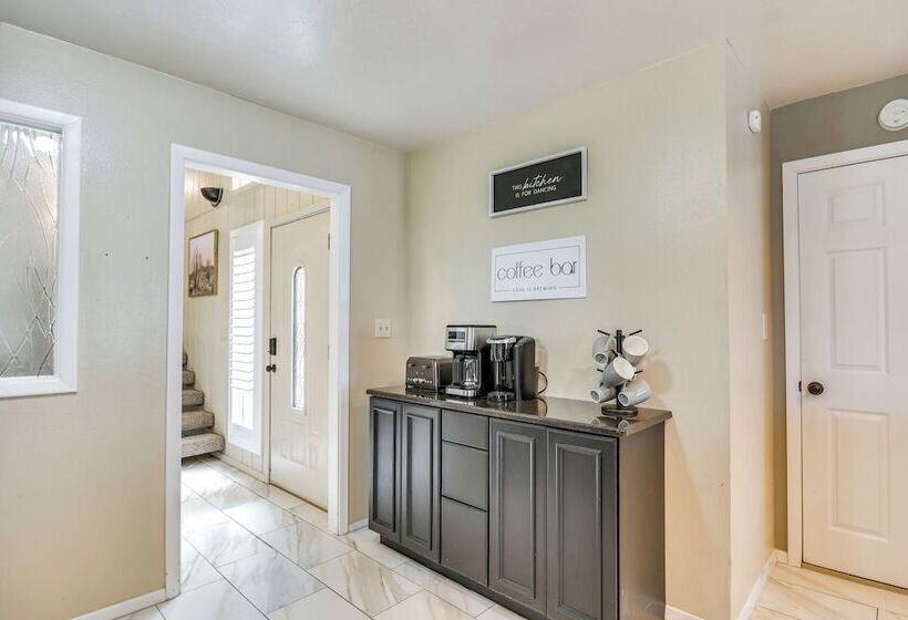 Remote Texas Retreat: Hot Tub, Deck, Grill!