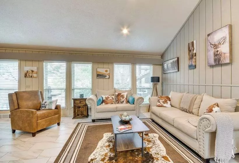 Remote Texas Retreat: Hot Tub, Deck, Grill!