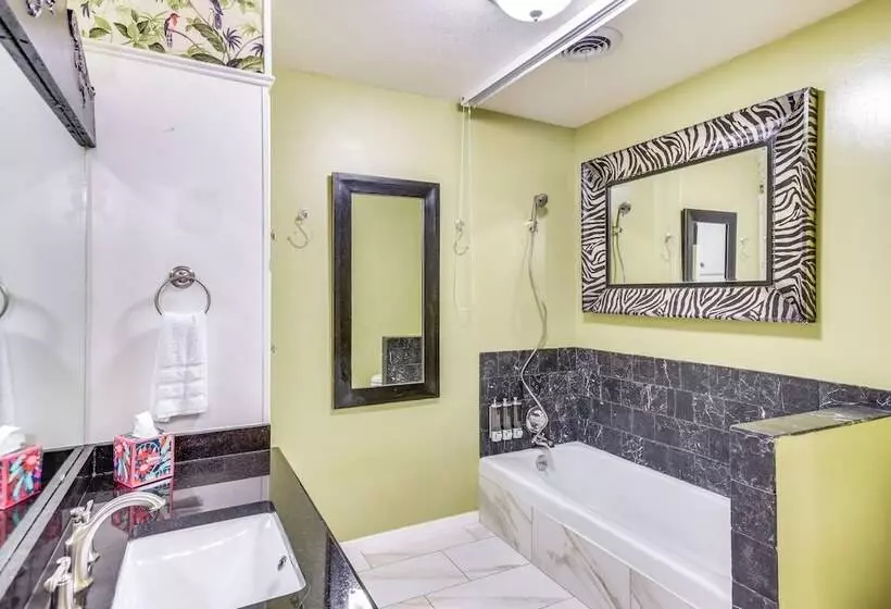 Remote Texas Retreat: Hot Tub, Deck, Grill!