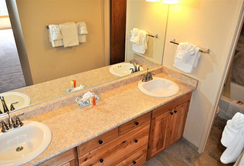 Отель Summit House 2 Bed 2 Bath B