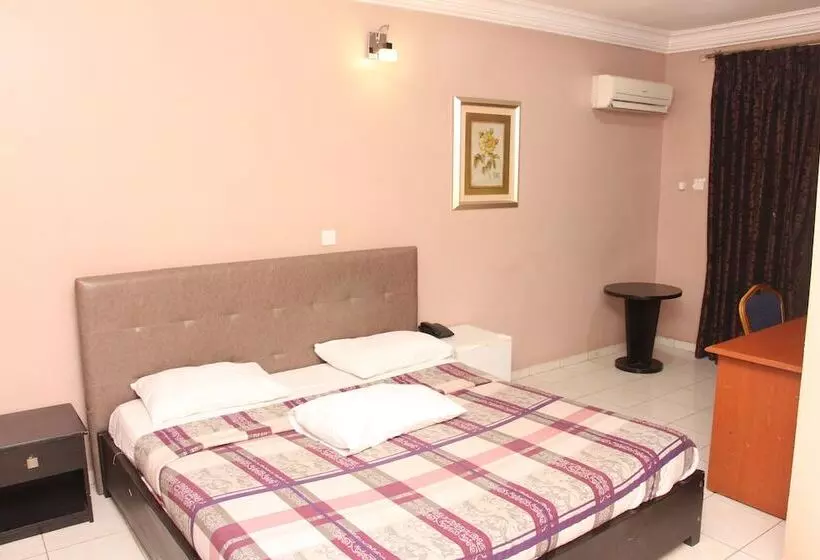 هتل Kriscane Suites