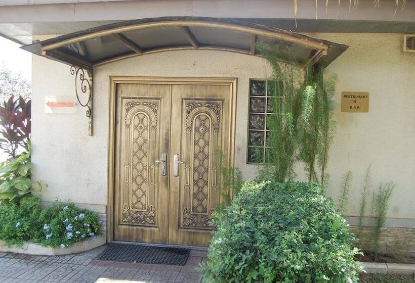 هتل Kriscane Suites