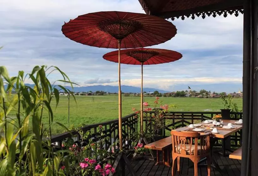 استراحتگاه Inle Heritage Stilt Houses