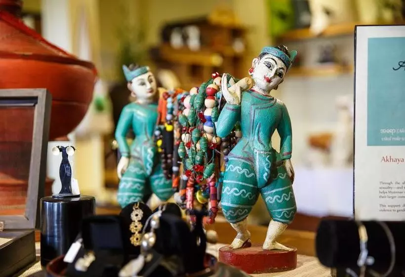 استراحتگاه Inle Heritage Stilt Houses