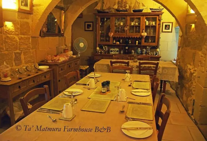 تختخواب و صبحانه Ta  Matmura Farmhouse