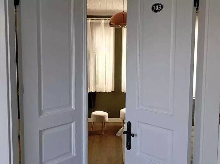 تختخواب و صبحانه Yoga Butik Otel