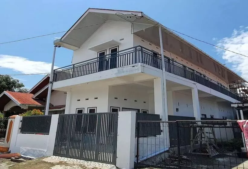 Hotelli Oyo 94119 Pdl Guest House Syariah