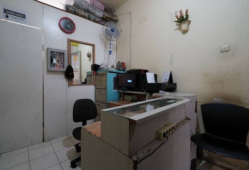 Hotel Oyo 94119 Pdl Guest House Syariah