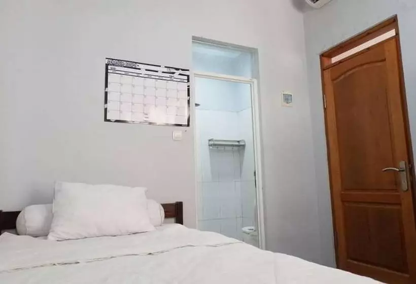 Hotelli Oyo 94119 Pdl Guest House Syariah