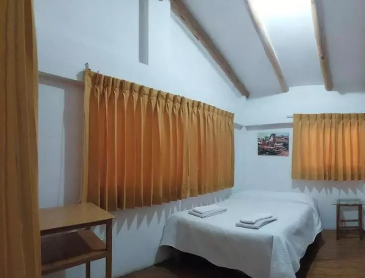 تختخواب و صبحانه Hostal Miramonti